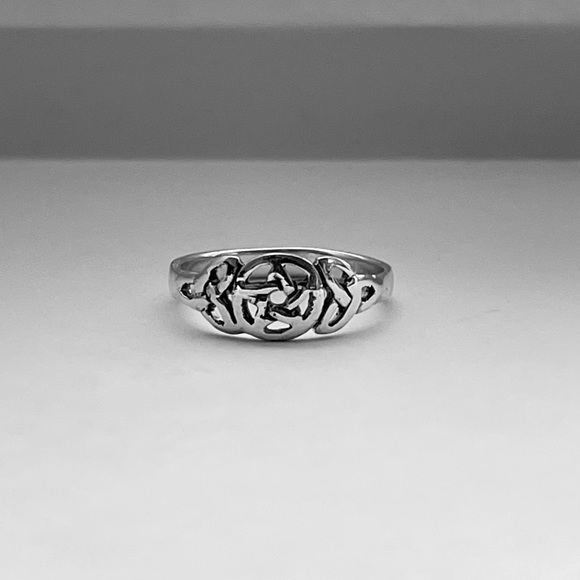 Sterling silver Celtic Triquetra w/ pentagram ring, pentagram ring, Celtic ring - Picture 5 of 9